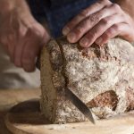 taglio di pane nero